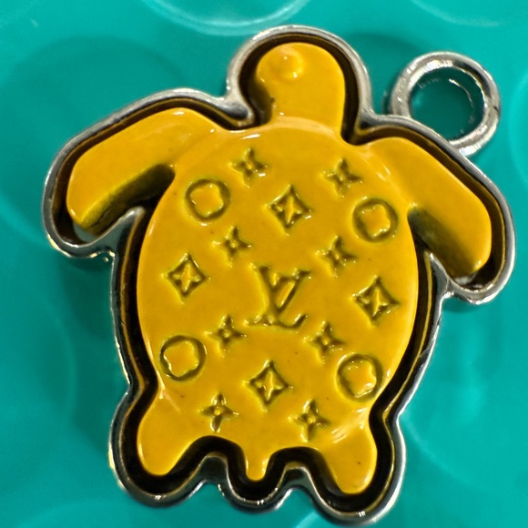 Yellow Turtle Pendant Louis Vuitton - Picture 1 of 3